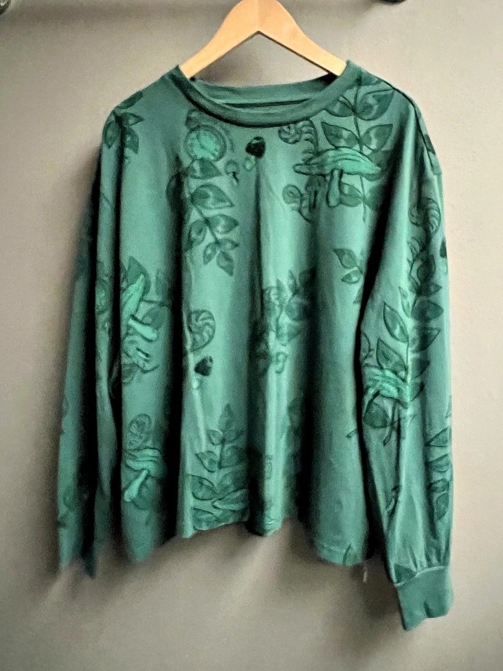 Disney Women’s Alice in Wonderland Green Floral Top Like New